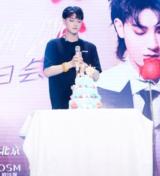 黄子韬生日会惊喜不断  音乐影视综艺商务价值全面开花