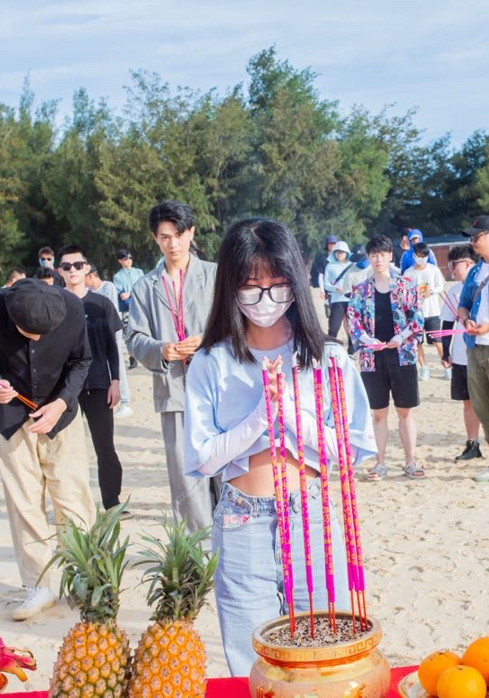 张雅倩《好麻烦，每天都要谈恋爱》开机 反差演绎双面少女