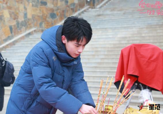 曾柯琅《爱在粉雪时光》开机 单板大神邂逅甜宠浪漫